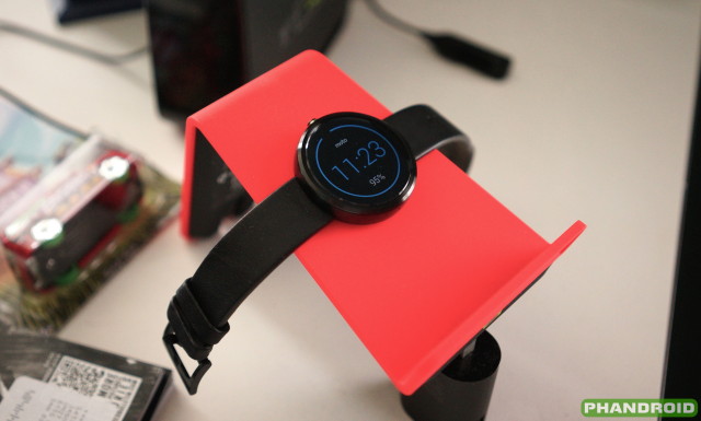 Moto 360 wireless charging DSC06794