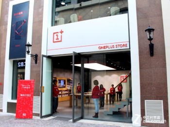 OnePlus Experience Store outside