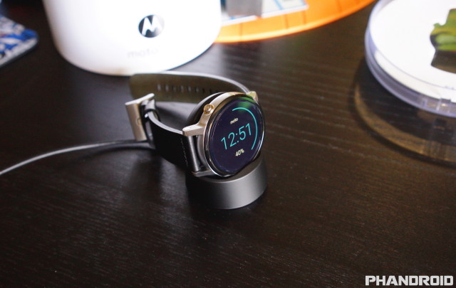 Moto 360 2nd Gen 2015 dock DSC09989