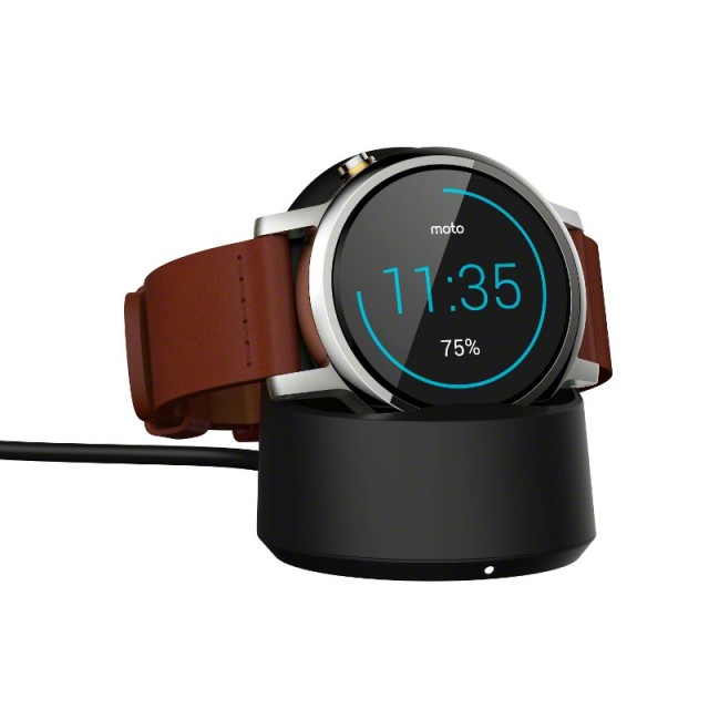 Moto_360_(2nd gen)_42mm_Cognac_Charging