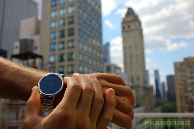 Phandroid-Huawei-Watch-Outdoors-NYC-Crown-Position