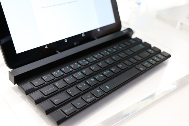 lg-rolly-keyboard-connected