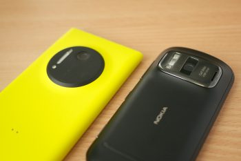 Nokia_Lumia_1020_vs._Nokia_808_PureView